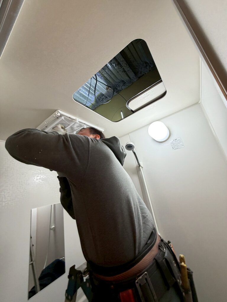 武蔵小山の賃貸マンションの洋室乾燥機を交換している作業員の写真