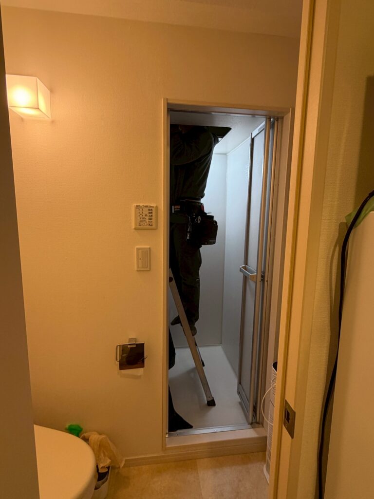 武蔵小山の賃貸マンションの浴室乾燥機交換作業をしている写真