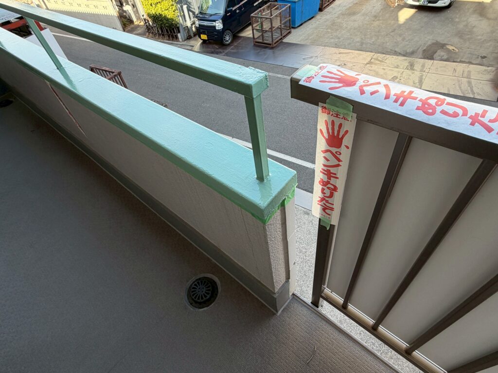 品川区西五反田の店舗兼住宅の鉄部手すり塗装終了ぺんきぬりたて写真