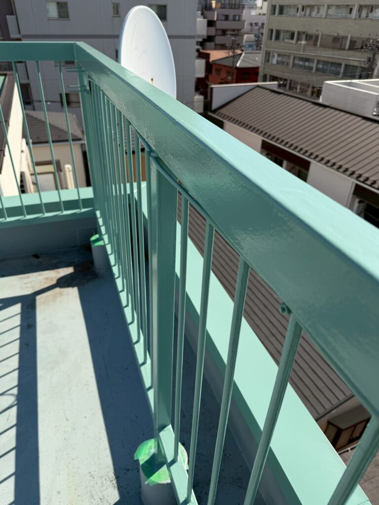 品川区西五反田の店舗兼住宅で鉄部手すり塗装ティファニーブルーの写真