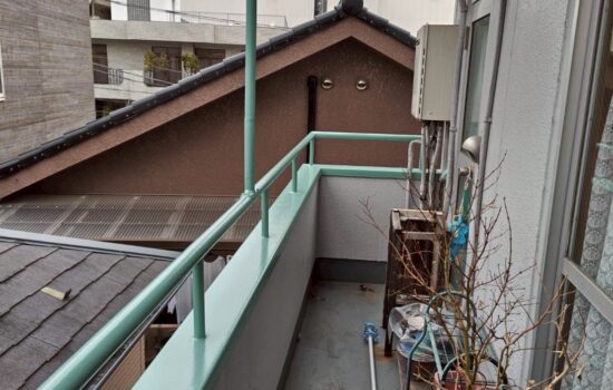 品川区西五反田で鉄部手すりの塗装の仕上げに入ります