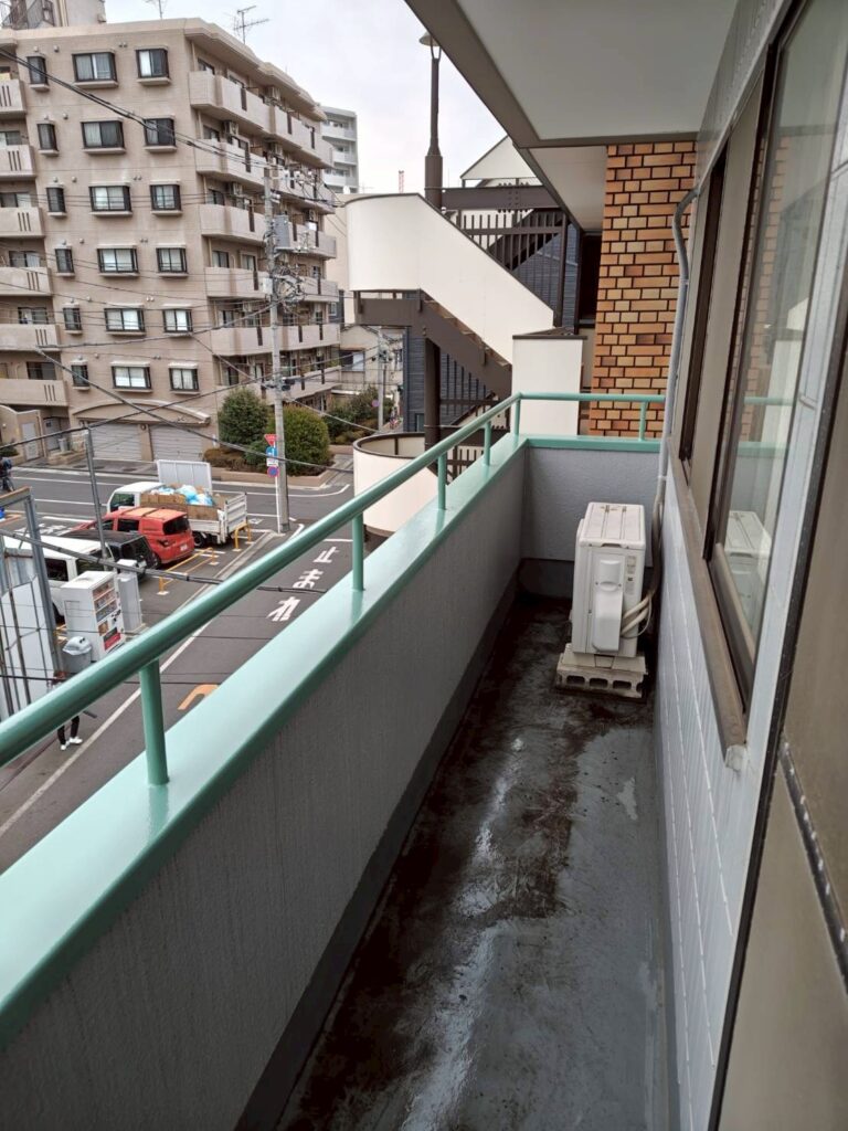 品川区西五反田の店舗兼住宅の鉄部手すり上塗り終了した写真