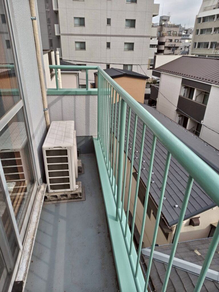 品川区西五反田の店舗兼住宅の鉄部手すり細部上塗り完了した写真