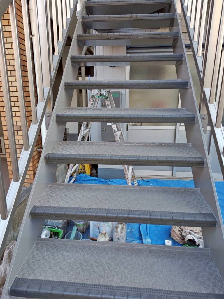 品川区西五反田で鉄部手すりの中塗り塗装が終了した写真