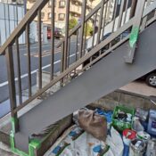 品川区西五反田で鉄部手すりの中塗り階段の写真