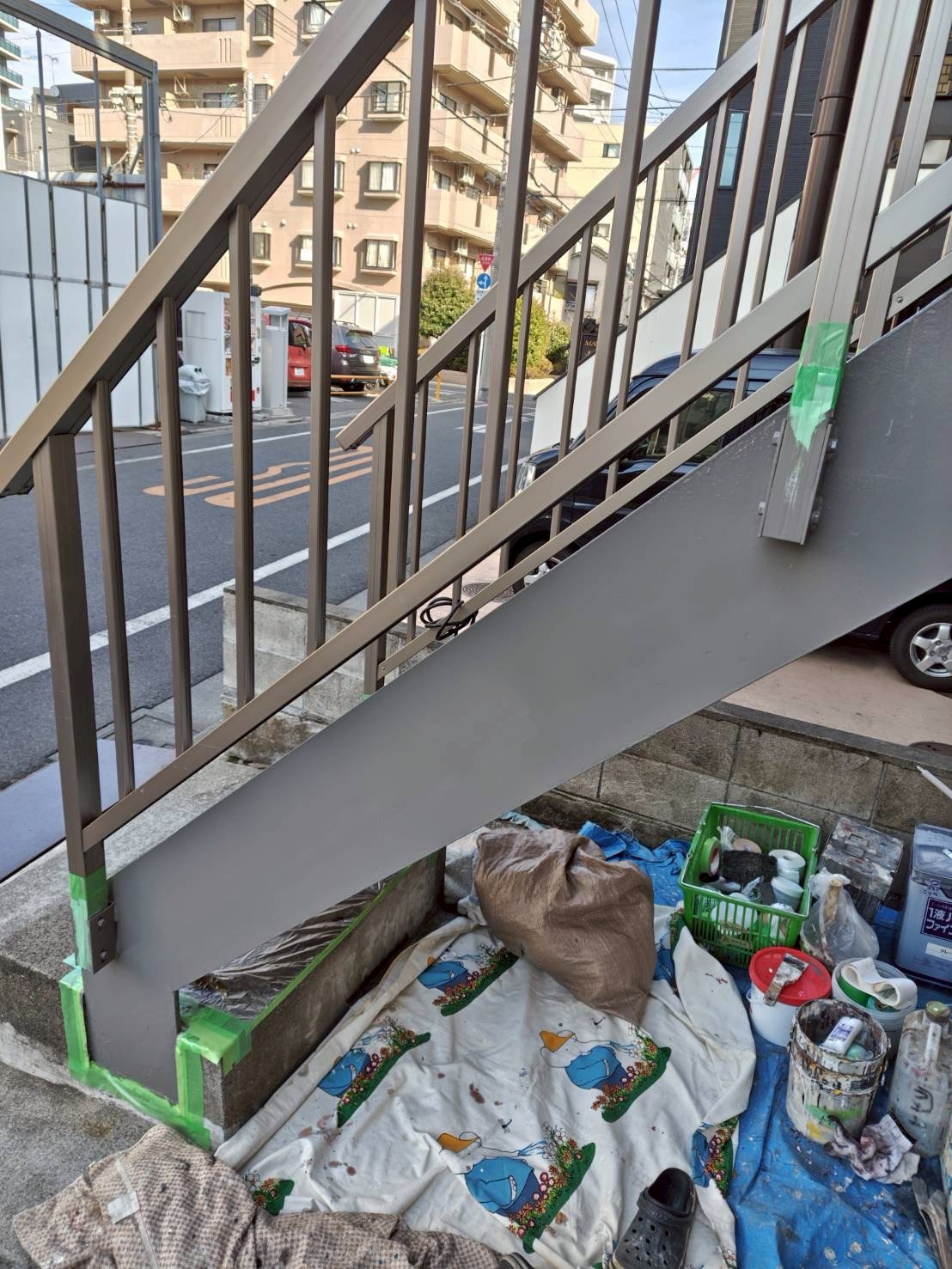 品川区西五反田で鉄部手すりの中塗り階段の写真