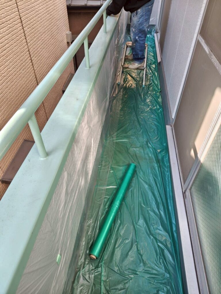 品川区西五反田の鉄部手すりベランダを養生している写真