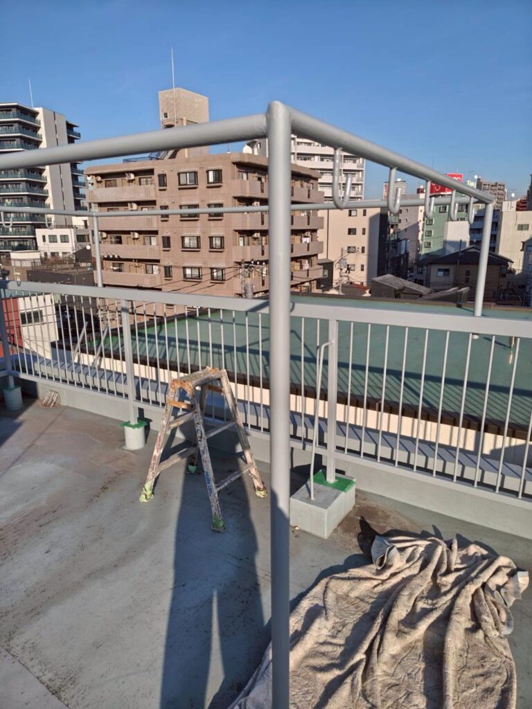 品川区西五反田鉄部手すりサビサビ止めが終わって時間を置いている写真