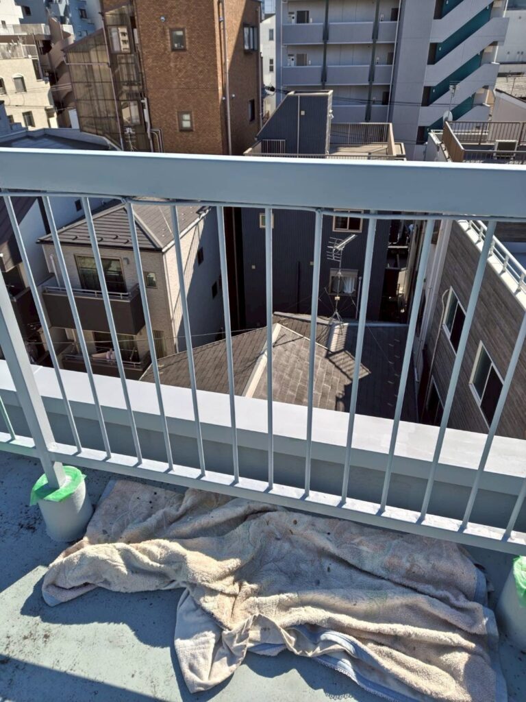 品川区西五反田でサビ止め塗装で養生している写真