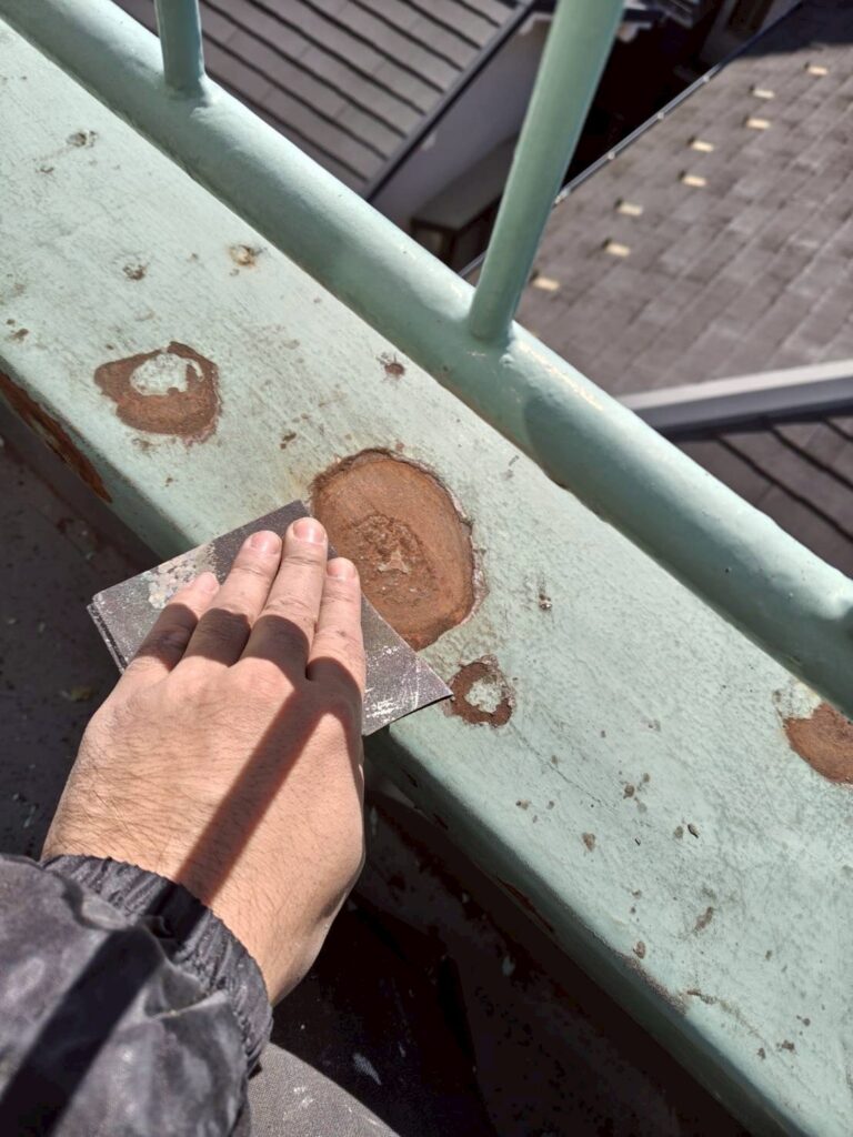 品川区西五反田鉄部手すりサビを落とす下準備の写真