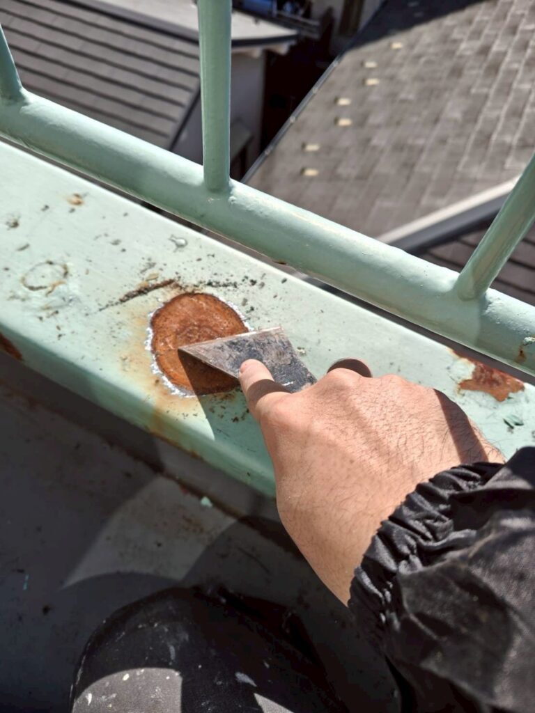 品川区ン石五反田で鉄部手すりケレン作業の写真