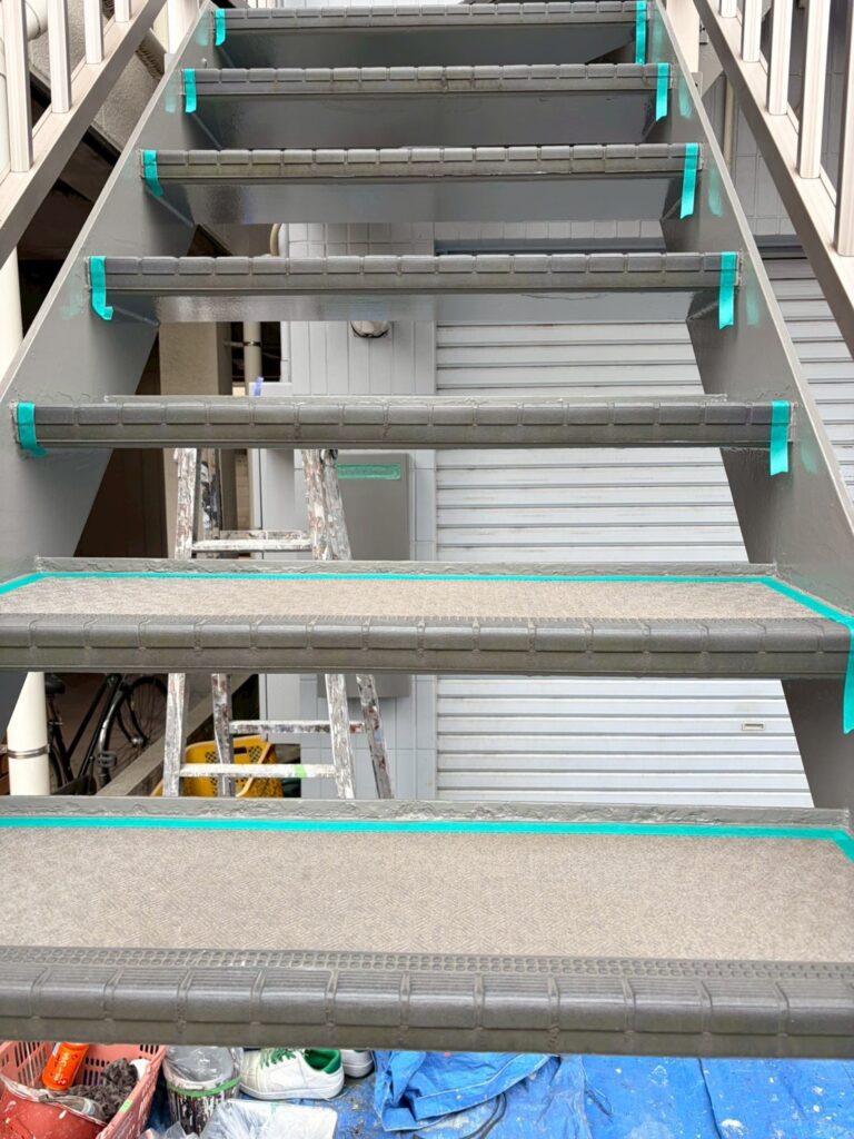 品川区旗の台で階段のシール打ち替え養生テープの貼った写真