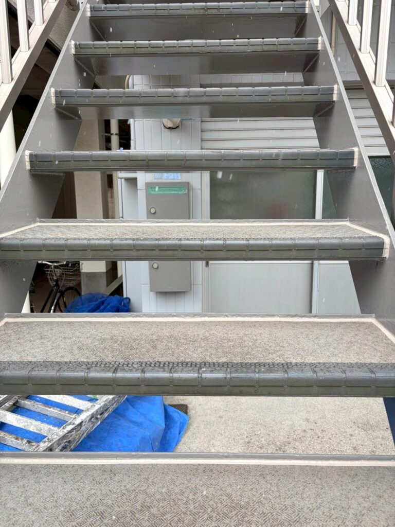 品川区旗の台の鉄骨階段シール打ち替えした写真