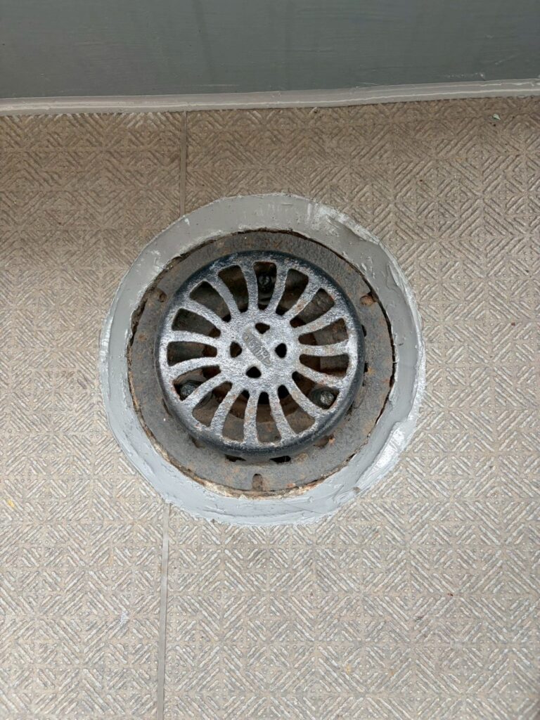 品川区旗の台の廊下の排水部分打ち替えした写真