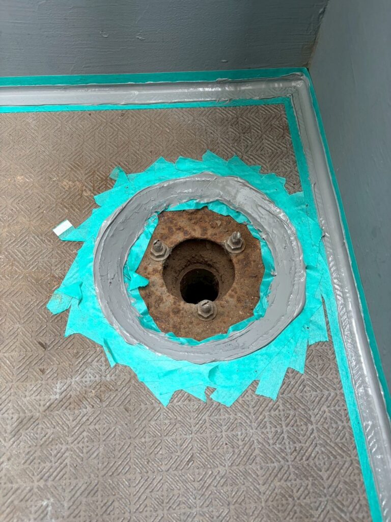 品川区旗の台の長尺シートを貼った廊下部分の排水部分養生テープ写真