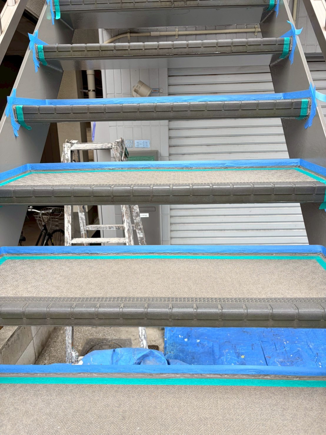 品川区旗の台の鉄骨階段養生シールの貼った写真