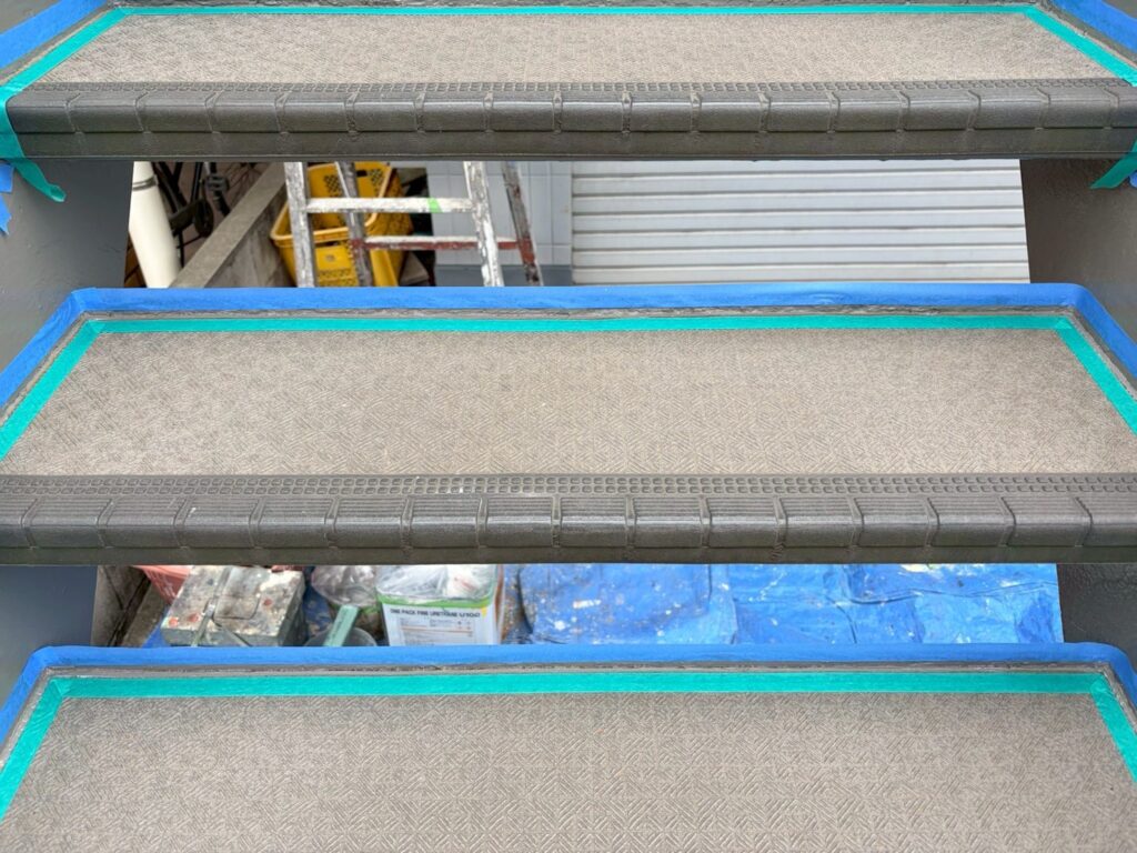 品川区旗の台の鉄骨階段大きく撮った養生テープを貼った写真