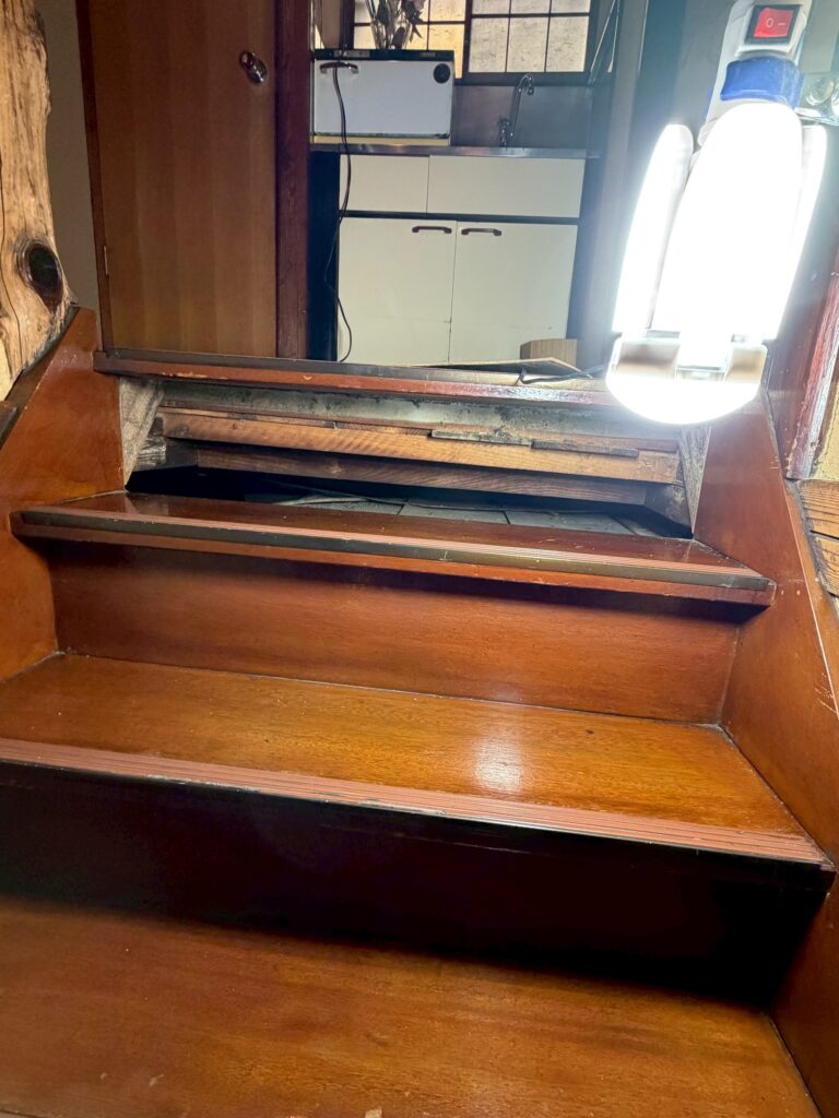 武蔵小山の料理屋さんの階段蹴込み板を入れる直前の写真