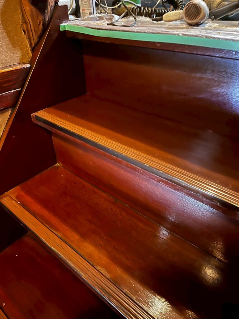 武蔵小山の料理屋さんの階段蹴込みをリペアで塗装した写真