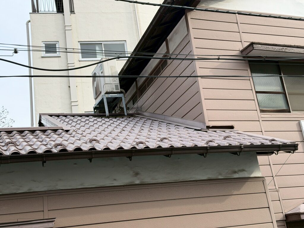 品川区小山台でトタン屋根の雨漏り調査写真