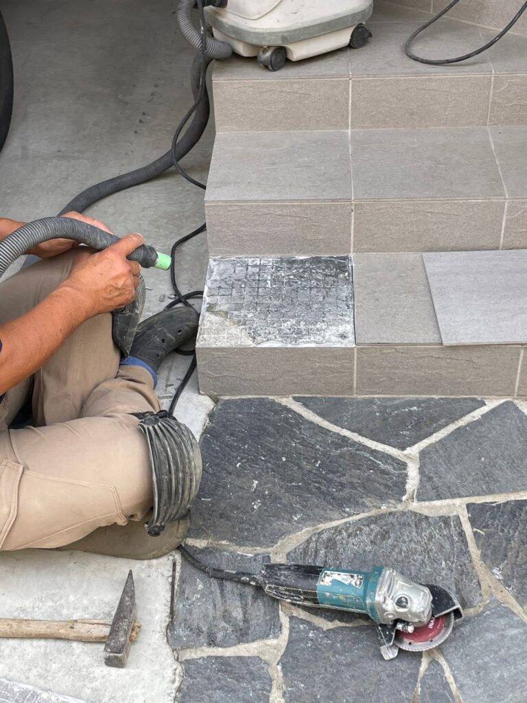 目黒区碑文谷で駐車場階段の割れたタイルを外した写真