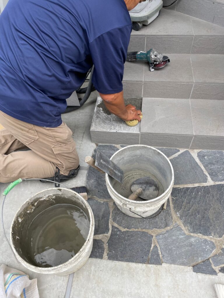 目黒区碑文谷で駐車場の階段タイル張替えでモルタルを塗る写真