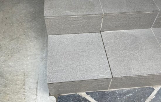 目黒区碑文谷で駐車場の階段タイルの割れを張替えました
