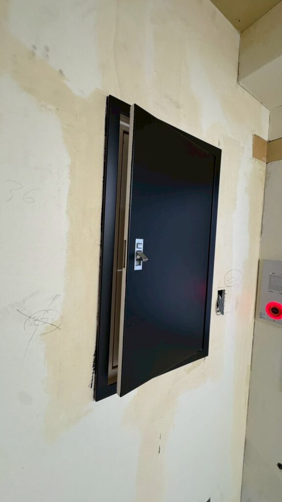 品川区五反田駅近くのジム黒塗装の配線ボックスの写真