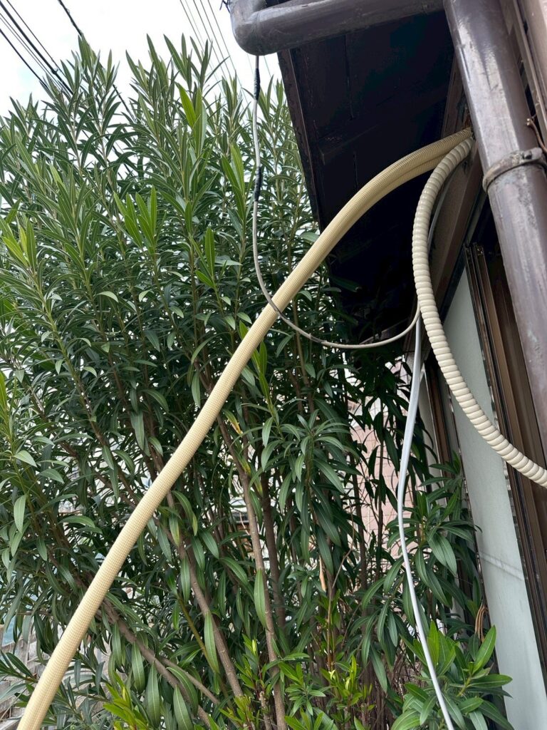 品川区小山台室内からエアコンのホースを壁から通した写真
