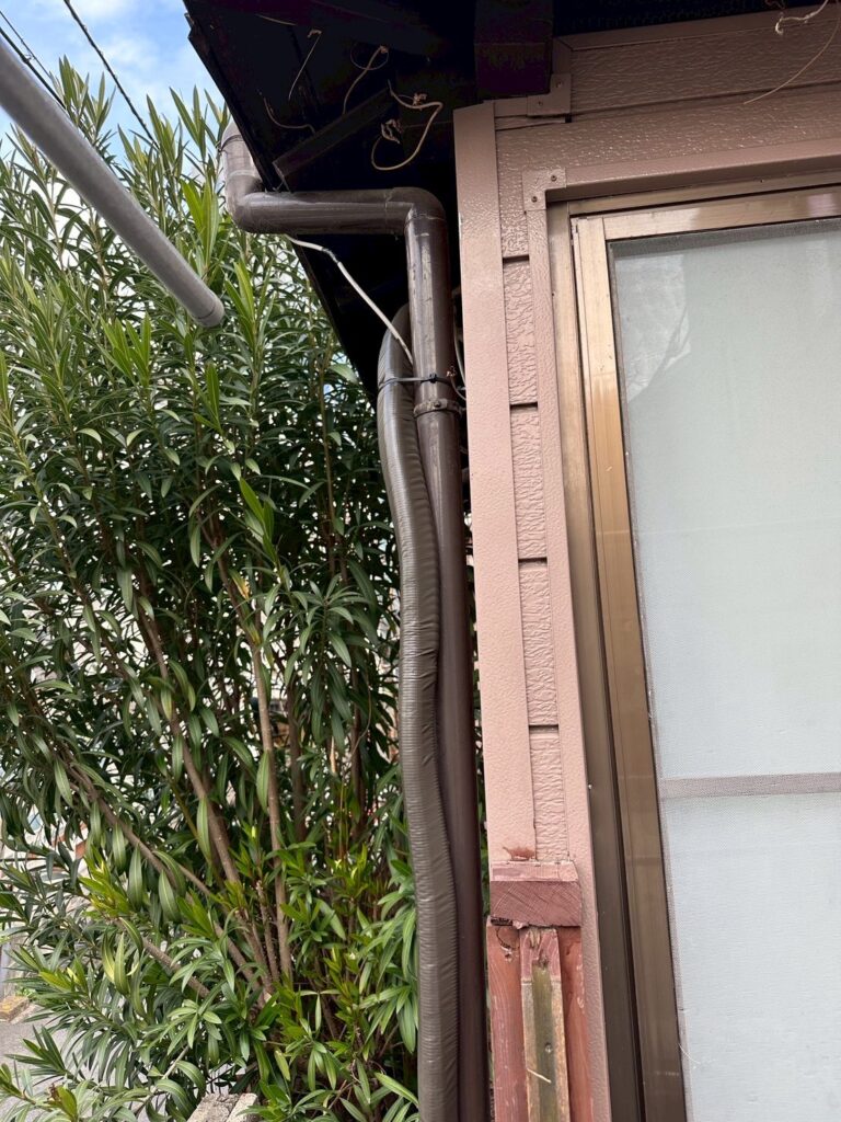 品川区小山台でエアコン交換ドレンホースを外壁色茶色に合わせた写真