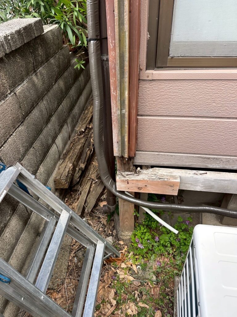 品川区小山台でエアコン交換で室外機に導いている写真