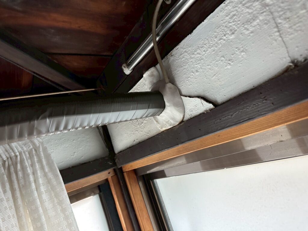 品川区小山台でエアコン交換の為壁にドレンホースを通した写真