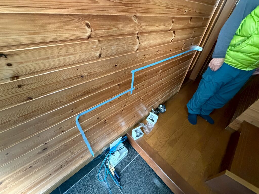 目黒区下目黒で玄関s無きの手すり位置マスキングテープの写真