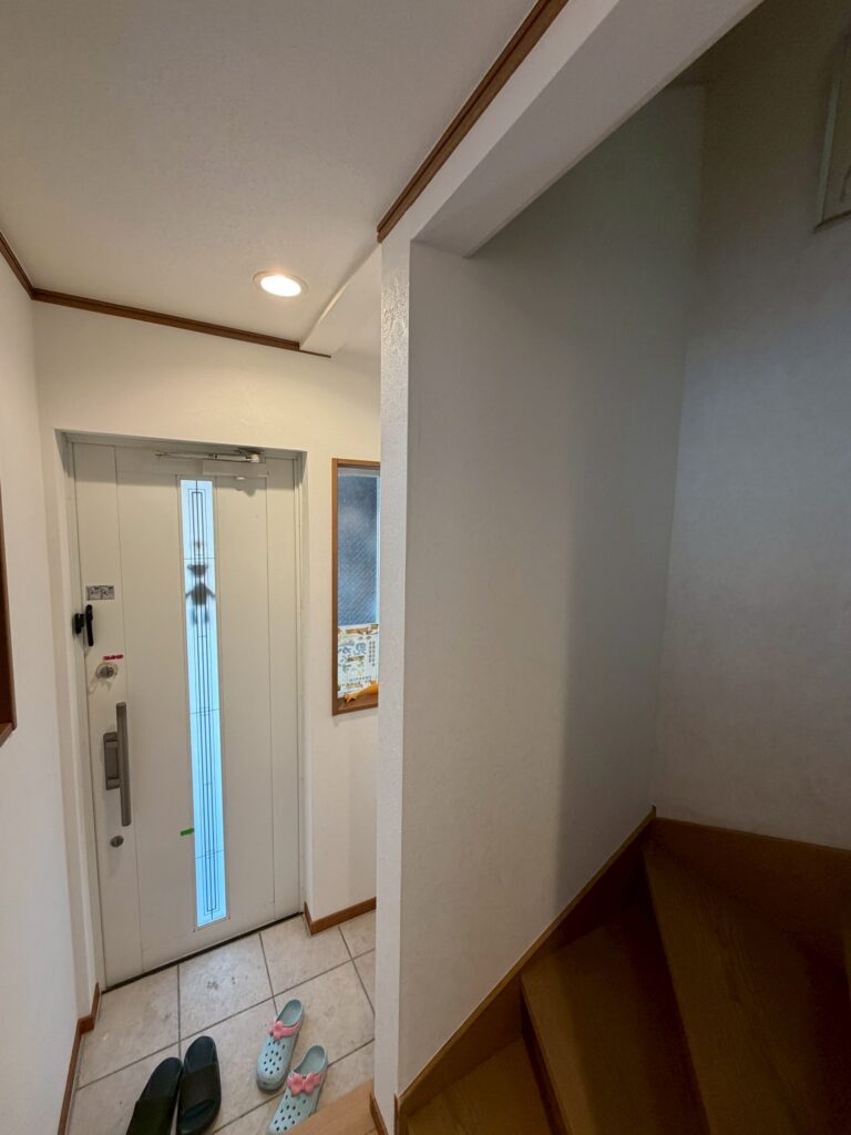 品川区で床上浸水した1階玄関先と階段復旧工事完成写真