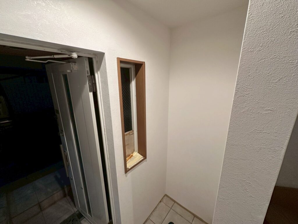 品川区床上浸水宅玄関先クロス仕上げ写真