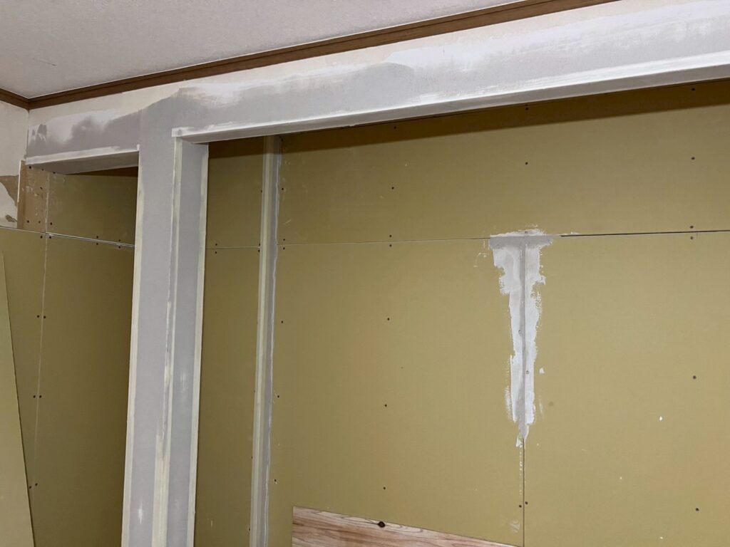 品川区大雨被害壁の壁のパテ処理写真