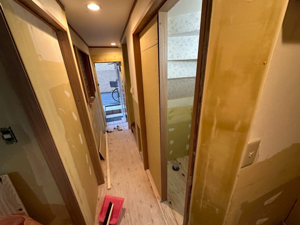 品川区大雨被害壁の廊下壁のパテ処理写真