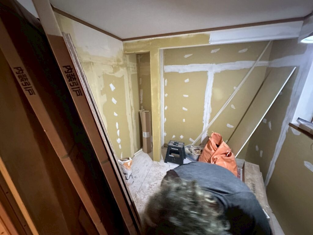 品川区大雨被害部屋の壁のパテ処理写真