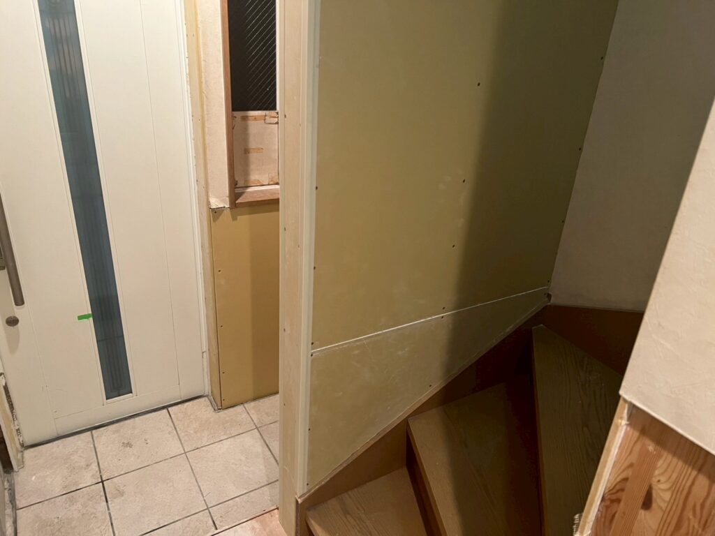 品川区で大雨被害階段壁既存写真