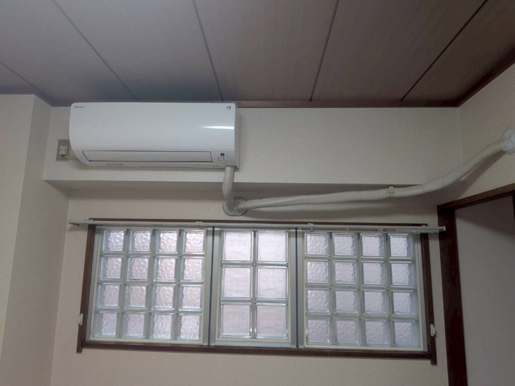 武蔵小山賃貸マンションエアコン周りクロス張替え終了写真