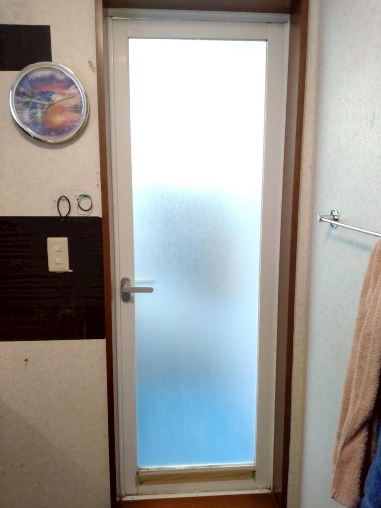 目黒区目黒本町で浴室ドア既存写真