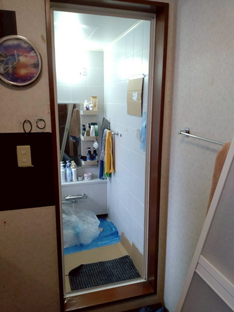 目黒区目黒本町で浴室ドア開き戸から折れ戸へ交換工事の準備写真