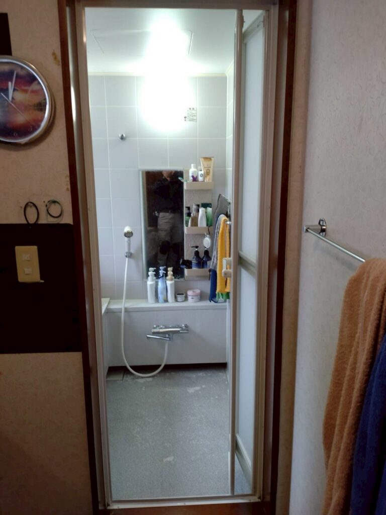 めぐろく目黒本町で浴室ドアの既存ドアの写真