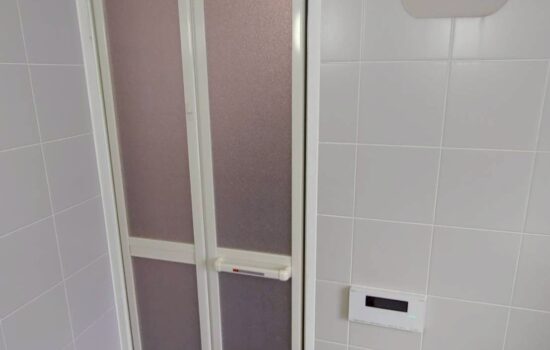 目黒区目黒本町で浴室ドアの開き戸を折れ戸へ交換