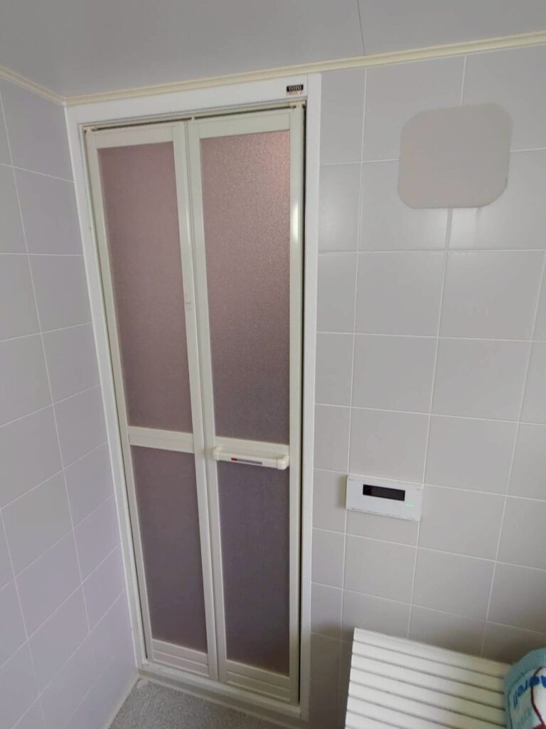 目黒区目黒本町で浴室ドアを折れ戸へ交換した写真