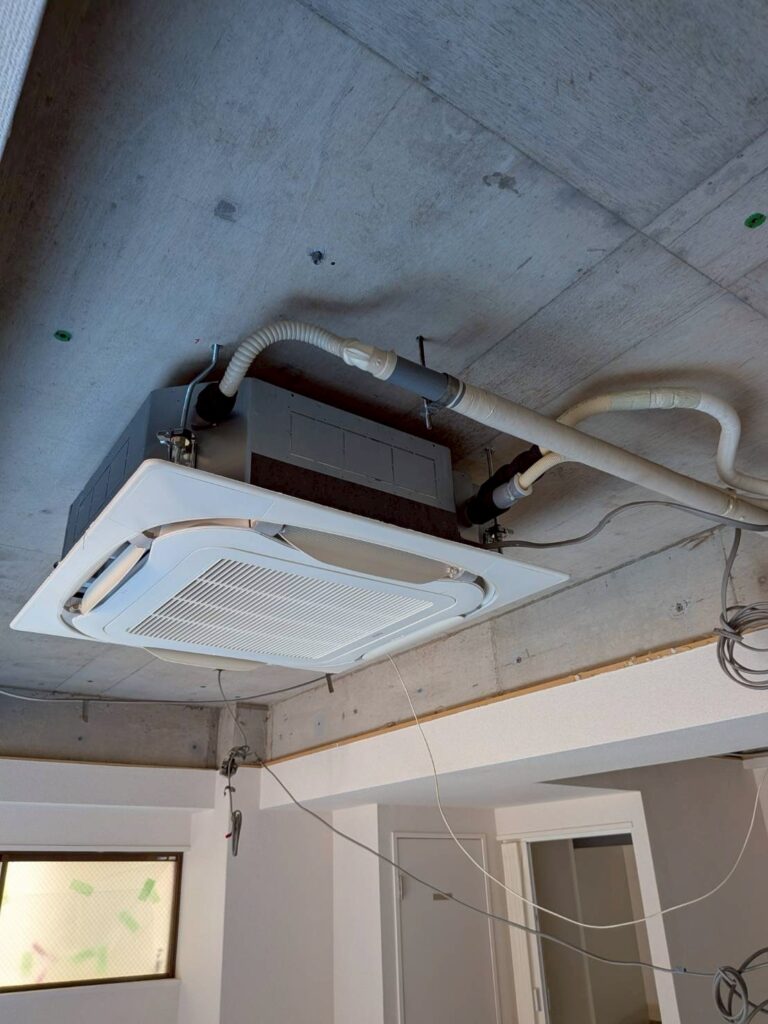 品川区五反田駅近くのジム天井解体で露出したエアコン写真