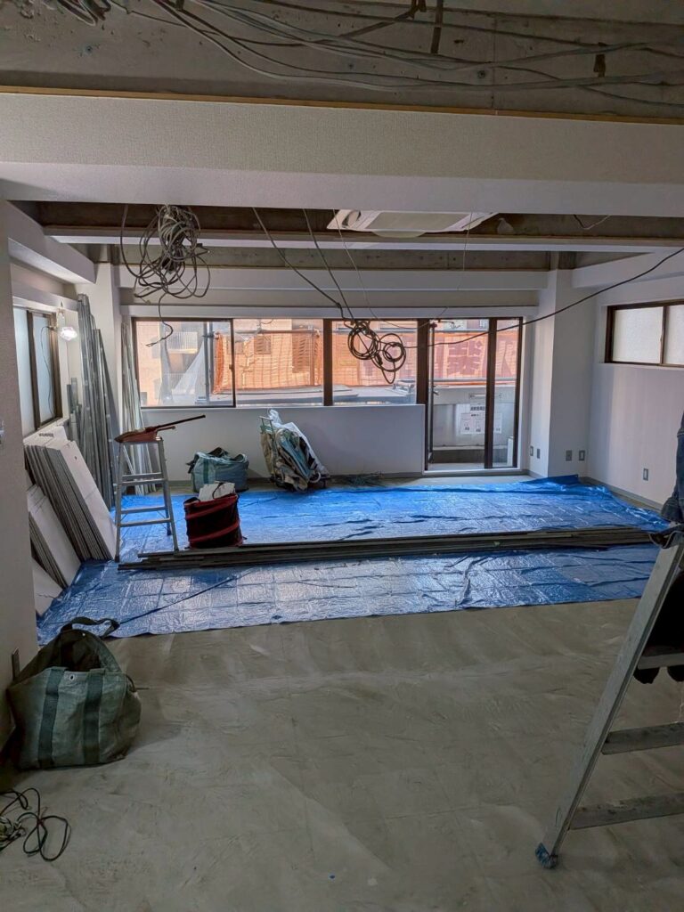 品川区五反田駅近くの事務で天井解体梁をとっている写真