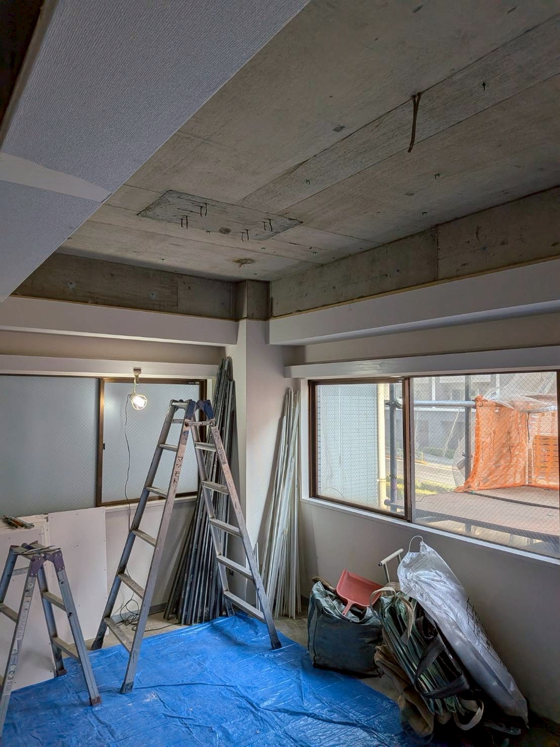 品川区五反田駅近くのジム天井解体作業中写真