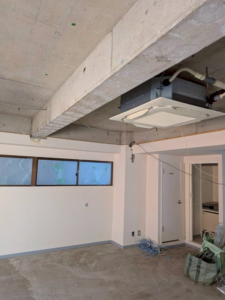 品川区五反田駅近くのジム天井解体で天井高に見える写真