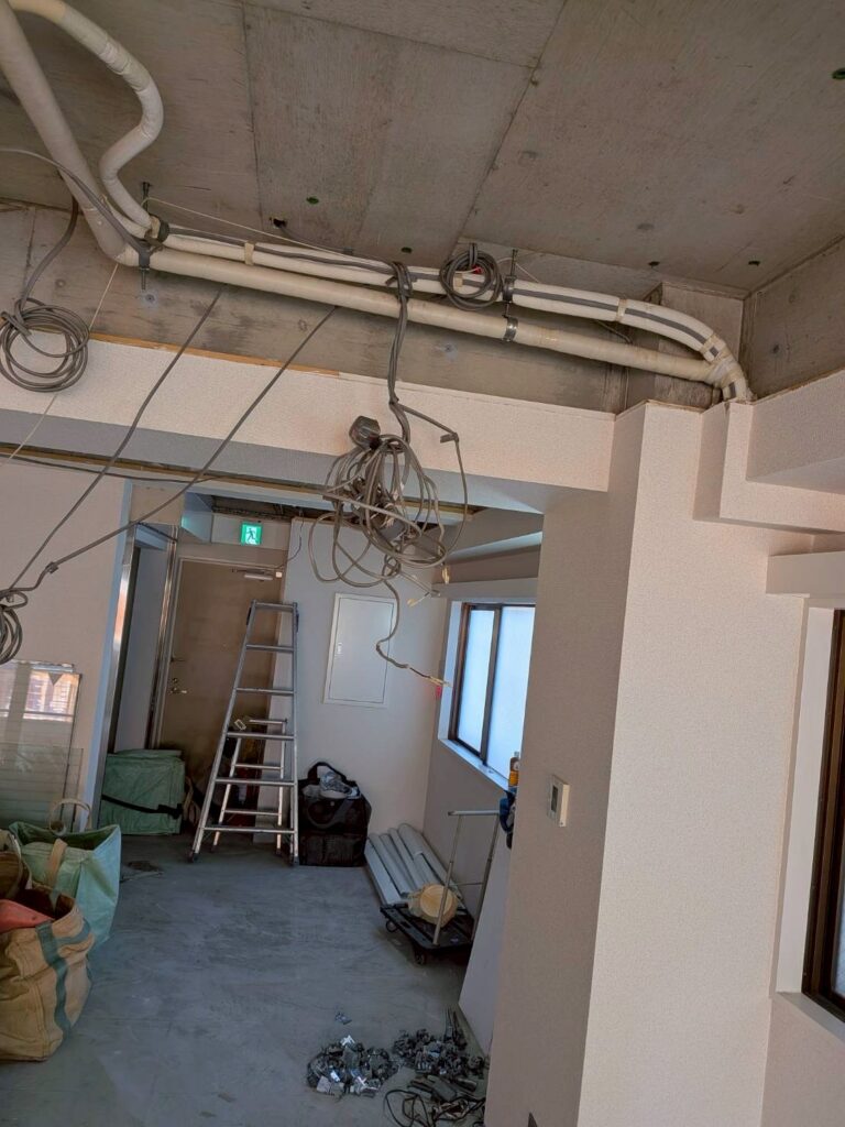 品川区五反田駅近くのジム天井解体で配線が多い写真